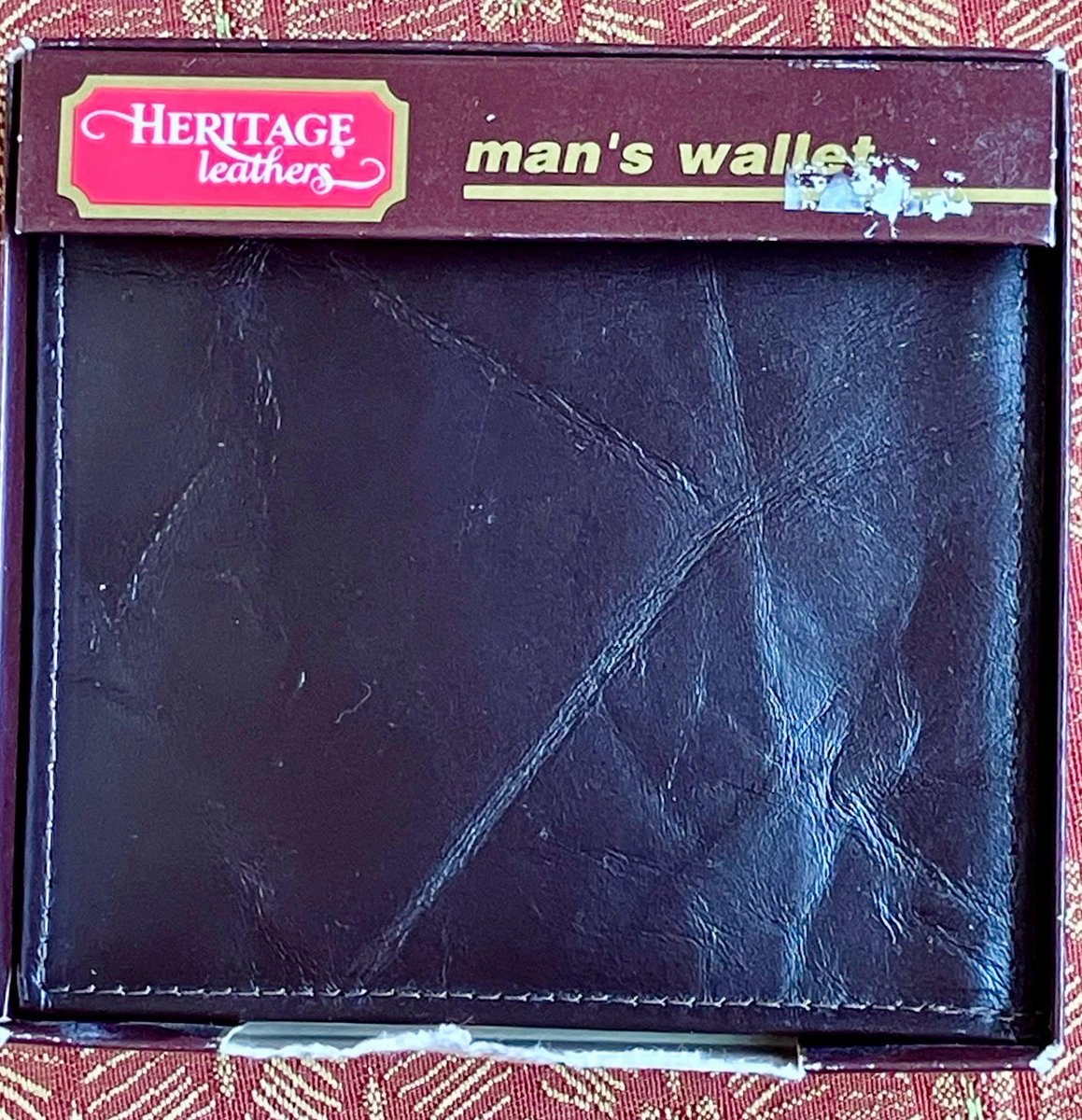 New old stock leather wallet in original package! Circa 1980s! Now available in the Etsy shoppy. A sweet RETWEET appreciated!

vintagetrunkandart.etsy.com/listing/446245…