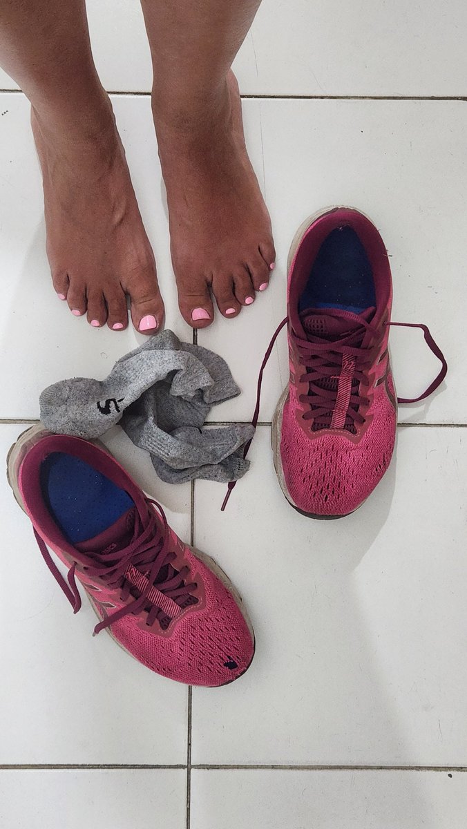 _lucylatte's tweet photo. Anyone want to buy this pair of stinky sneakers?

#Feet #FootLovers #FeetPics #FeetContent #FootFetish #PrettyFeet #FootWorship #FeetAddict https://t.co/b56ldZwjOm