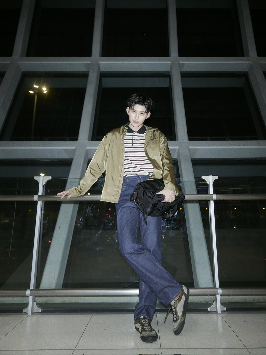 Praewdaily's tweet photo. ซูมอินแอร์พอร์ตลุคของ "ปอนด์ - ณราวิชญ์" จากคอลเล็คชั่น Spring Summer 2026 กับกระเป๋า Prada Explore Re-Nylon สีดำสุดคลาสสิก และสนีกเกอร์รุ่นใหม่ Speedrock 
.
เตรียมออกเดินทางสู่มิลาน เพื่อเข้าชมแฟชั่นโชว์ Prada คอลเล็คชั่น Fall Winter 2026 Womenswear ในวันที่ 26 ก.พ. นี้

POND GO TO MILAN WITH PRADA

#PradaFW26xPond
#PradaFW26 
#Prada #ppnaravit #Praewmag