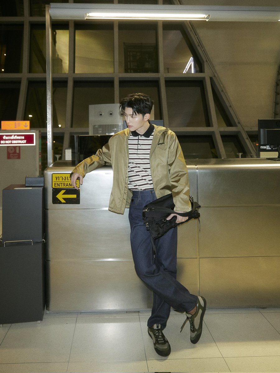 Praewdaily's tweet photo. ซูมอินแอร์พอร์ตลุคของ "ปอนด์ - ณราวิชญ์" จากคอลเล็คชั่น Spring Summer 2026 กับกระเป๋า Prada Explore Re-Nylon สีดำสุดคลาสสิก และสนีกเกอร์รุ่นใหม่ Speedrock 
.
เตรียมออกเดินทางสู่มิลาน เพื่อเข้าชมแฟชั่นโชว์ Prada คอลเล็คชั่น Fall Winter 2026 Womenswear ในวันที่ 26 ก.พ. นี้

POND GO TO MILAN WITH PRADA

#PradaFW26xPond
#PradaFW26 
#Prada #ppnaravit #Praewmag