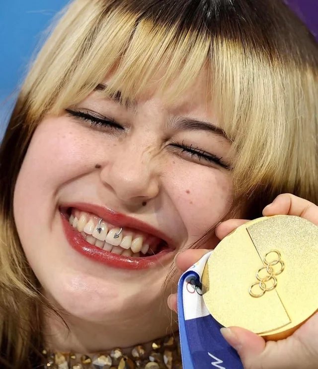 badazn's tweet photo. This overated &amp; chopped girl is a 3/10. https://t.co/QNTcgSUIOO