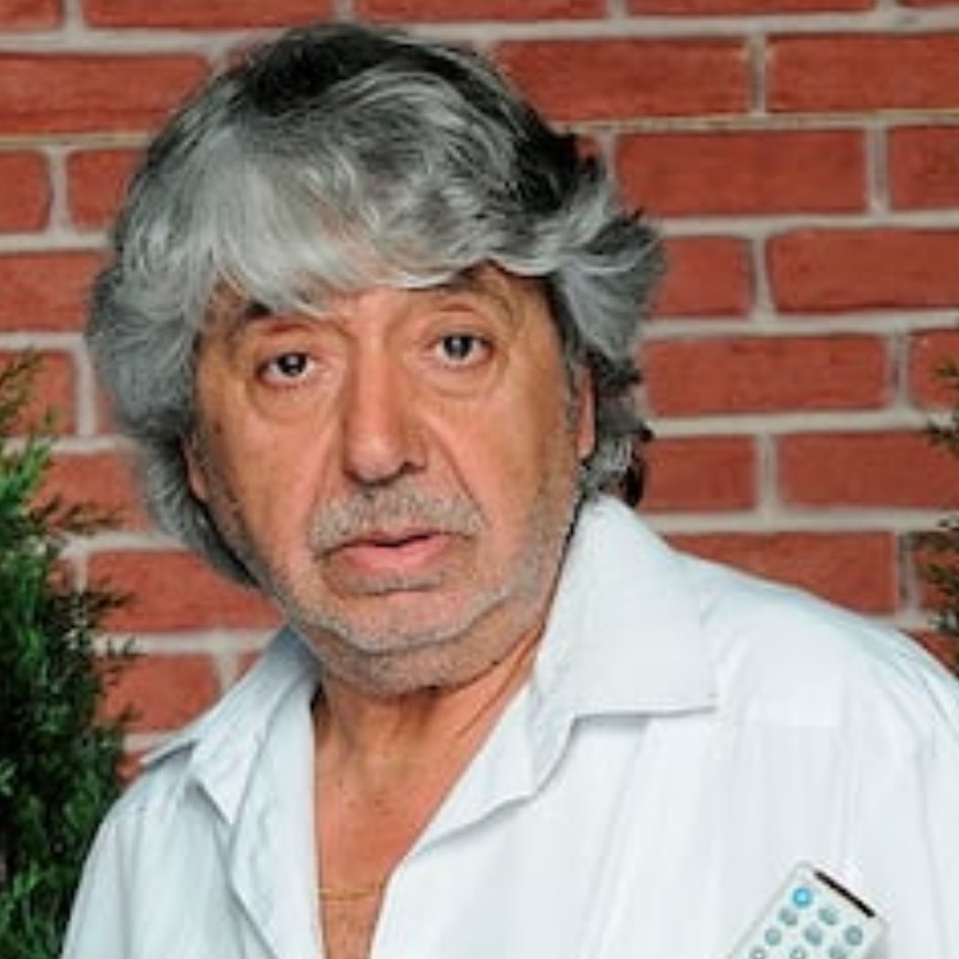 El actor Ricardo Arroyo (Vicente en #LQSA) lleva dos años ingresado por problemas de salud mental 

"En cuanto desapareces del grupo, nadie se interesa por ti".

Ha contado que ningún compañero de profesión se ha interesado por su situación.