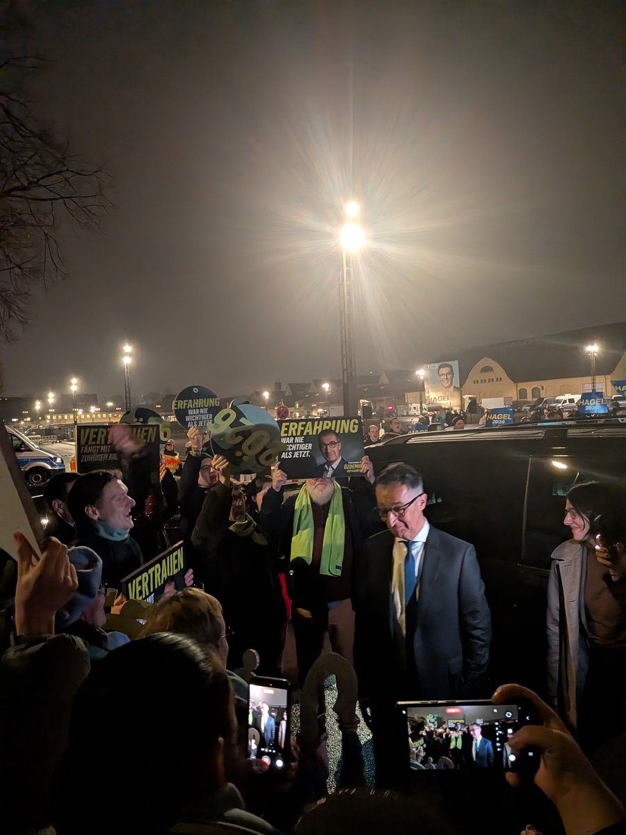 Beim Empfang der MP Kandidaten merkt man den Charakterunterschied.

Cem grüßt uns und die JU

Hagel bleibt nur unter seinen Leuten