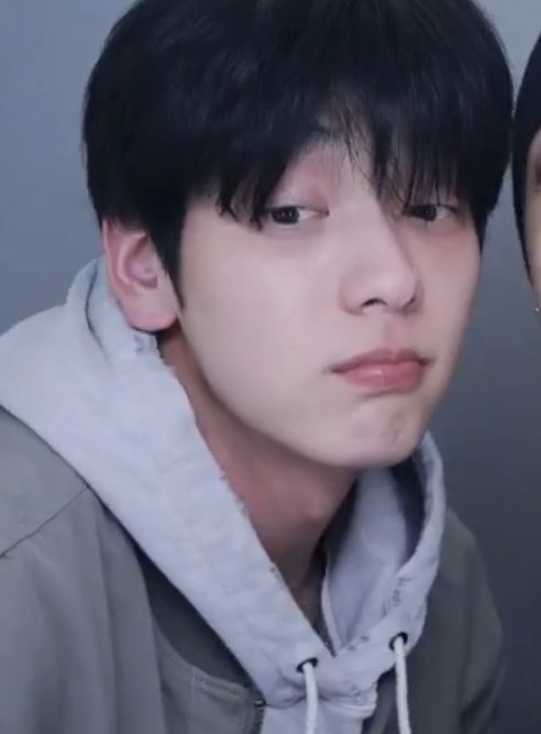 나 수빈이가 눈 이렇게 내리깔듯이 뜨는 거 보면
 제정신 아니게 되는 병 있음 ..