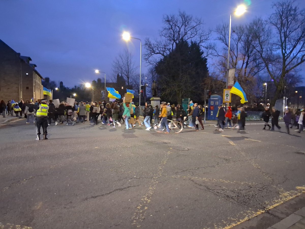 Ukrainian March in Glasgow tonight. Chanting "thank you Scotland, thank you Glasgow!". And "Independence, Free Ukraine!".