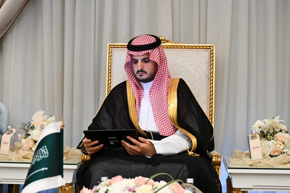 hemma_media's tweet photo. محافظ الطائف يشارك جمعية كهاتين الخيرية مأدبة الإفطار ويثمن جهودها المجتمعية

الطائف_ ردة الحارثي

شارك صاحب السمو الملكي الأمير فواز بن سلطان بن عبدالعزيز محافظ الطائف اليوم، جمعية كهاتين الخيرية مأدبة الإفطار الرمضانية، بحضور رئيس مجلس إدارة الجمعية الدكتور حاتم المرزوقي.
وأشاد سموه بالجهود التي تبذلها الجمعية في خدمة المستفيدين وتنفيذ البرامج والمبادرات الخيرية، مثمنًا ما تحظى به الجمعيات الخيرية في مختلف مناطق المملكة من دعم واهتمام من القيادة الرشيدة –أيدها الله–، بما يسهم في تعزيز العمل الخيري وترسيخ قيم التكافل والتراحم في المجتمع.
@gov_taif 
@media_ksa 
@ncnp_sa 
#جمعية_هِمّة_الإعلامية 
#الطائف