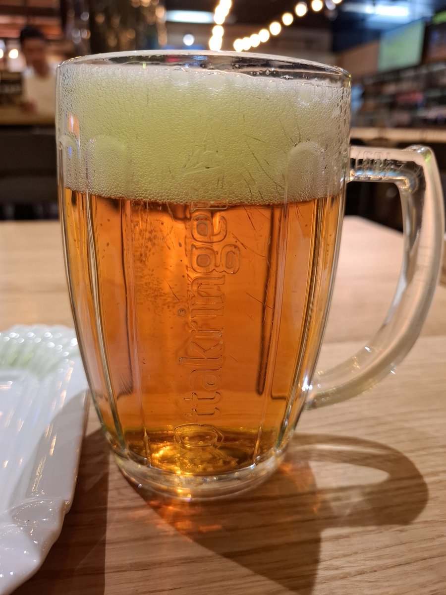 用事でウィーンの日本大使館へ。
手続きをした時、
『在留届は1996年10月○○日に登録されています』
との事。
今年で30年😳
時が経つのは早いですね。
なので(？？？)ビールとケーゼレバーケーゼで乾杯！！