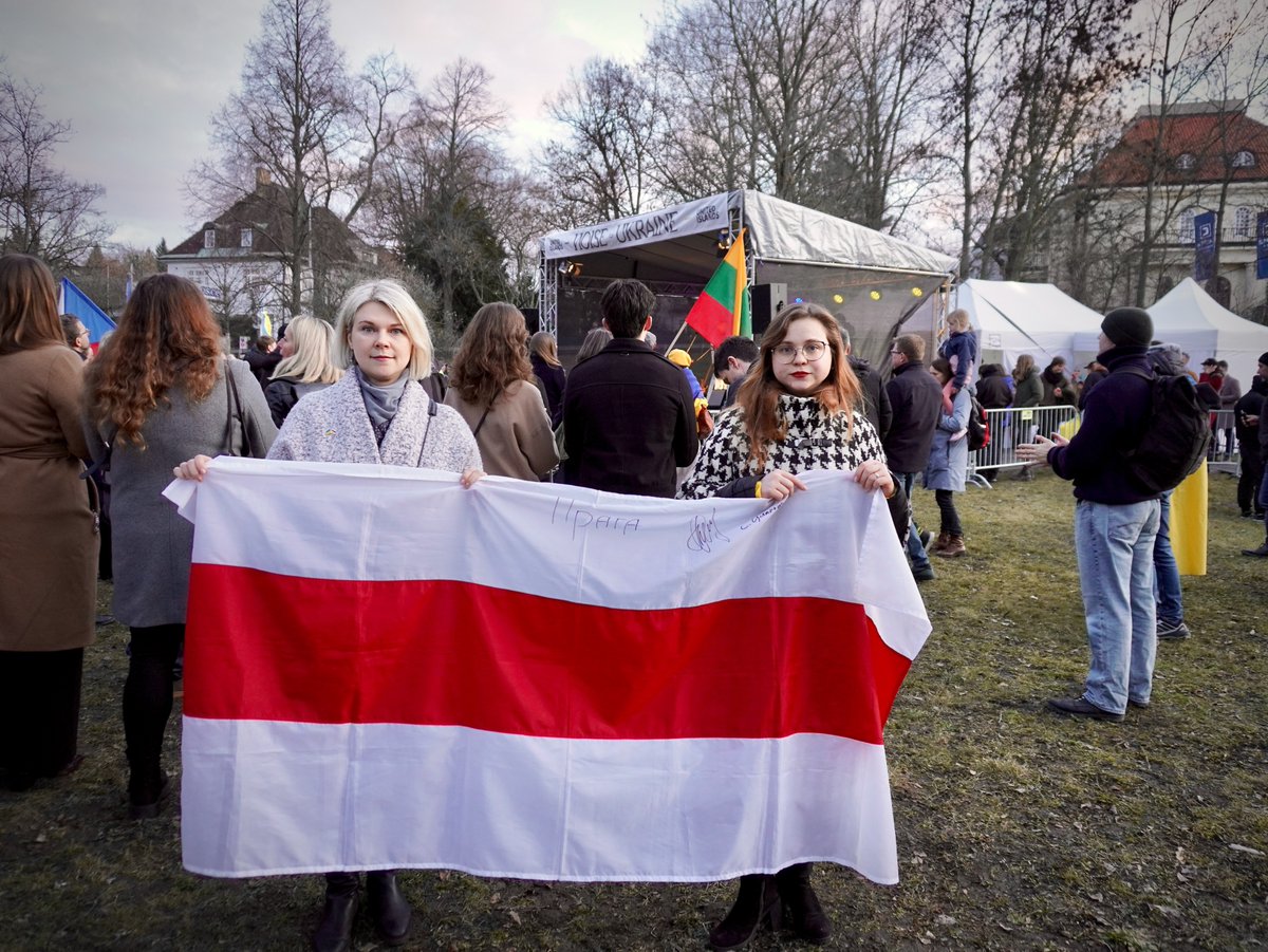 OfficeBLRinCZE's tweet photo. U příležitosti 4. tragického výročí plnohodnotné invaze Ruska na Ukrajinu 🇺🇦 jsme si připomněli, že boj za Kyjev je i bojem za svobodný Minsk. Tato válka, vedená i z našeho území proti vůli ⚪️🔴⚪️ běloruského lidu, nás spojuje v odporu proti ruskému imperialismu. Podpořili jsme svou přítomností akci Noise for Ukraine🔊, kterou zorganizovali @unitedislands. Bělorusové stojí na straně Ukrajiny, ať už na frontě, nebo v rámci dobrovolnické pomoci. Věříme v ukrajinské vítězství, které přinese naději na svobodu pro celý náš region. 
Sláva Ukrajině! Žyvie Biełaruś!
@UKRinCZE