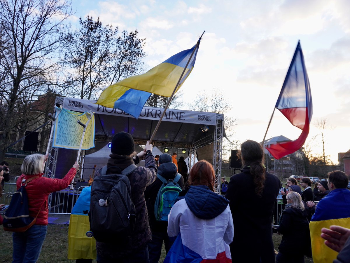 OfficeBLRinCZE's tweet photo. U příležitosti 4. tragického výročí plnohodnotné invaze Ruska na Ukrajinu 🇺🇦 jsme si připomněli, že boj za Kyjev je i bojem za svobodný Minsk. Tato válka, vedená i z našeho území proti vůli ⚪️🔴⚪️ běloruského lidu, nás spojuje v odporu proti ruskému imperialismu. Podpořili jsme svou přítomností akci Noise for Ukraine🔊, kterou zorganizovali @unitedislands. Bělorusové stojí na straně Ukrajiny, ať už na frontě, nebo v rámci dobrovolnické pomoci. Věříme v ukrajinské vítězství, které přinese naději na svobodu pro celý náš region. 
Sláva Ukrajině! Žyvie Biełaruś!
@UKRinCZE