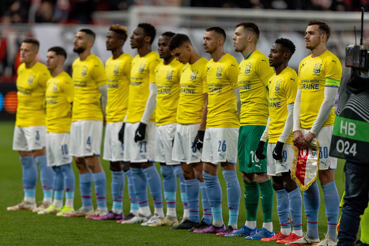 Stojíme za Ukrajinou. Už čtyři roky.

Dnes si připomínáme čtyři roky od chvíle, kdy Rusko napadlo Ukrajinu. Čtyři roky bolesti, ztrát a nejistoty pro miliony lidí. Čtyři roky odvahy, soudržnosti a neuvěřitelné síly těch, kteří brání svou zemi.

Fotbal má sílu spojovat. A v