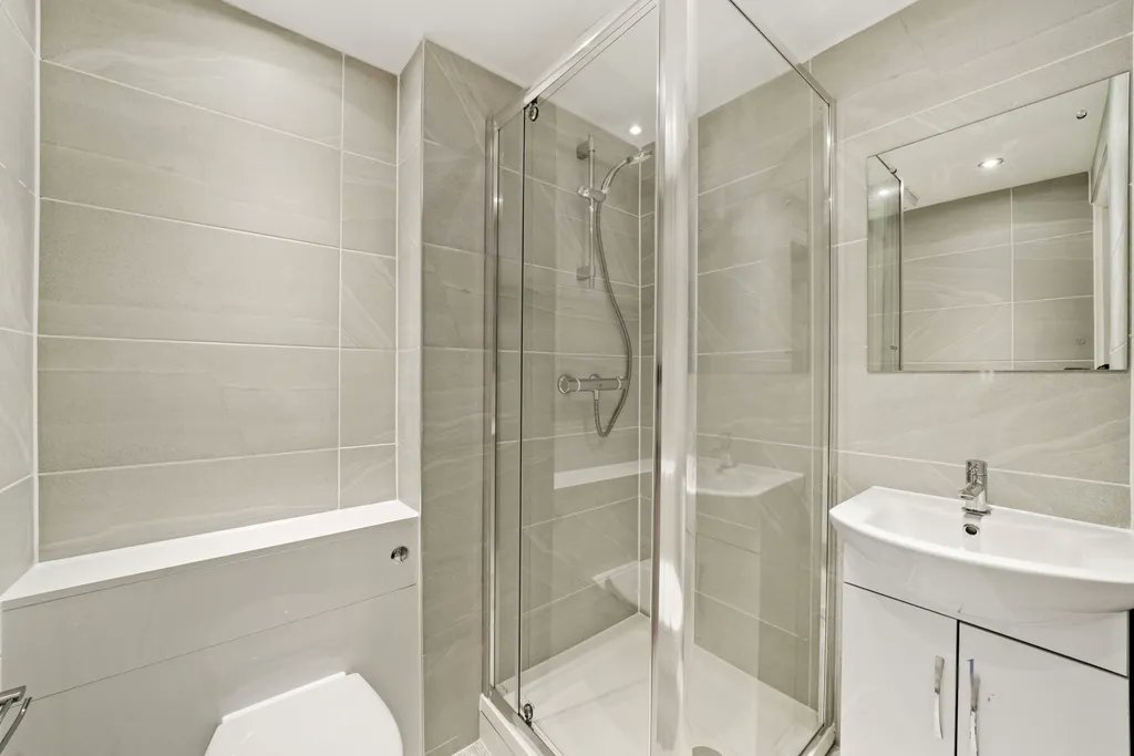 High Road, Whetstone, N20
Newly refurbished 2-bed, 2-bath ground floor flat with patio &amp; parking. Open-plan living, modern finish and close to Totteridge &amp; Whetstone Tube (Northern Line).  zoopla.co.uk/to-rent/detail…
#LondonRentals #GroundFloorFlat