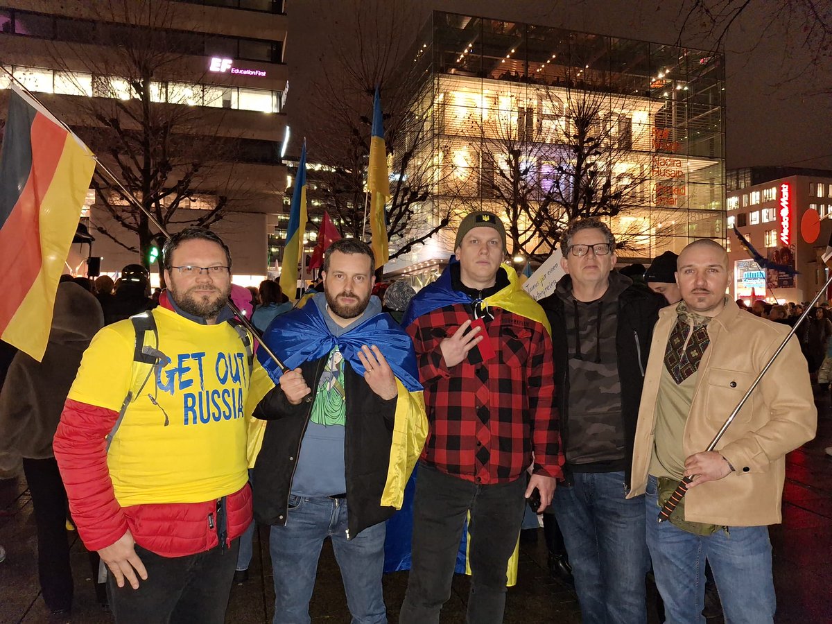 HeimatFreiheit's tweet photo. Für eine freie, selbstbestimmte Ukraine – ohne russland.
Auf der #UkraineDemo in Stuttgart.
Slava Ukraini 🇩🇪🤝🇺🇦 https://t.co/7rcghezsjR