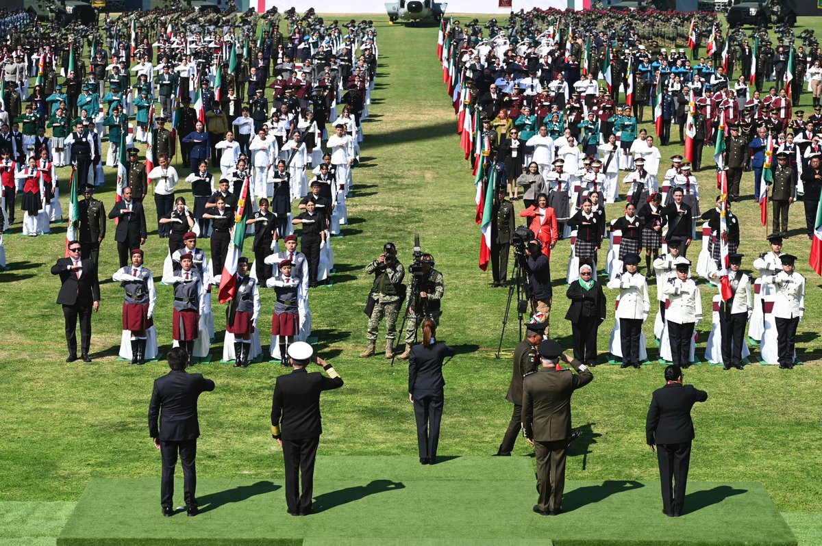 rosaicela_'s tweet photo. En el #DíaDeLaBandera, la Presidenta @Claudiashein abanderó más de mil escoltas escolares y militares de 32 entidades, una iniciativa de @SEGOB_mx, @SEP_mx y @Defensamx1 para fomentar el respeto a nuestra enseña nacional. En el #CampoMarte dijo a niñas, niños y jóvenes que cuando sostienen nuestro lábaro patrio levantan el corazón entero de la patria. 🇲🇽
