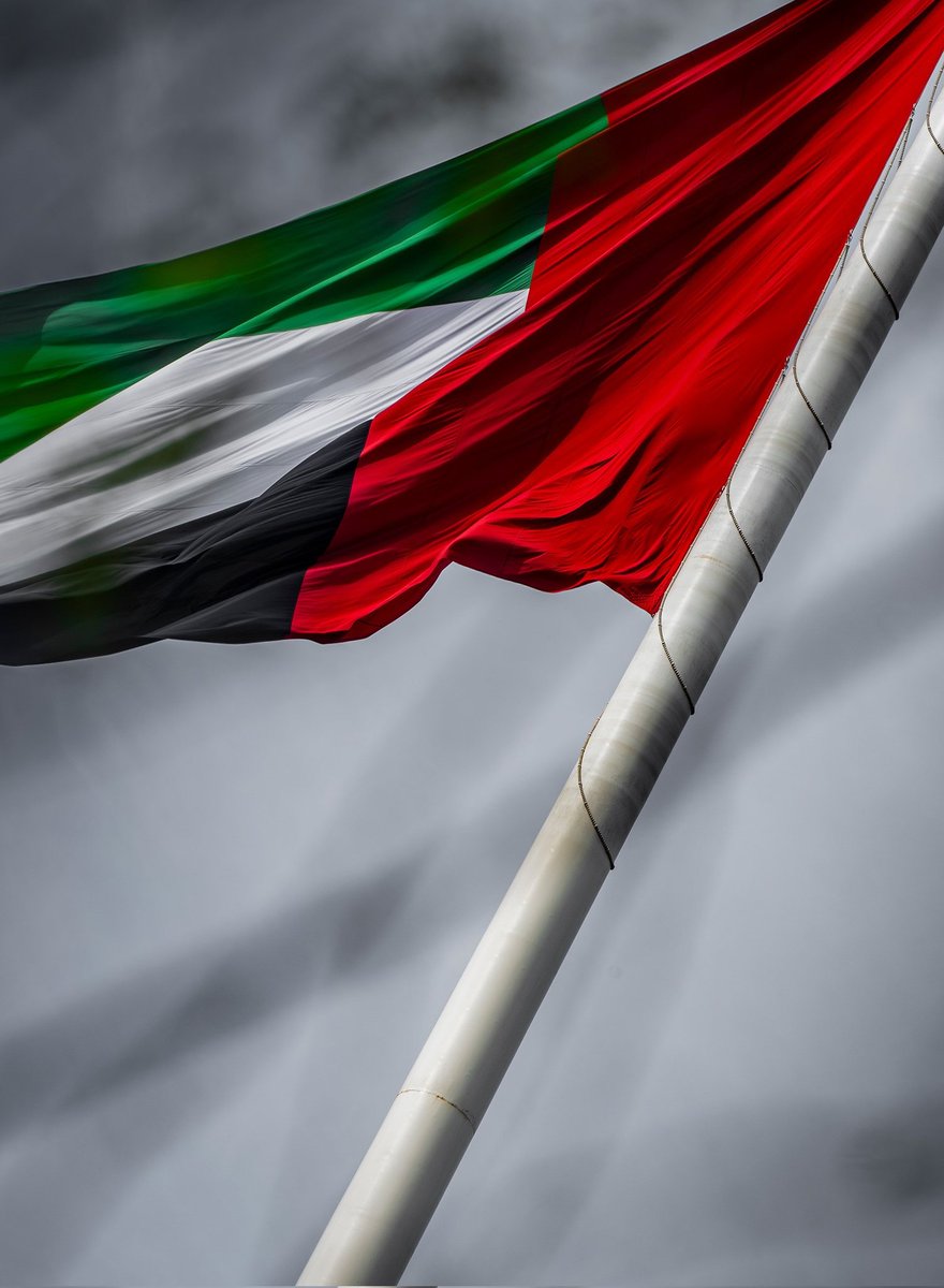 #الامارات مجد ما ينهز.
و #أبوظبي عز ما يطال.
و #عيال_زايد إذا تكلموا… سكت التاريخ.
نحن فعل ما يعرف التراجع…
ونحن غير… ورب الكعبة #نحن_غير
  🇦🇪🔥