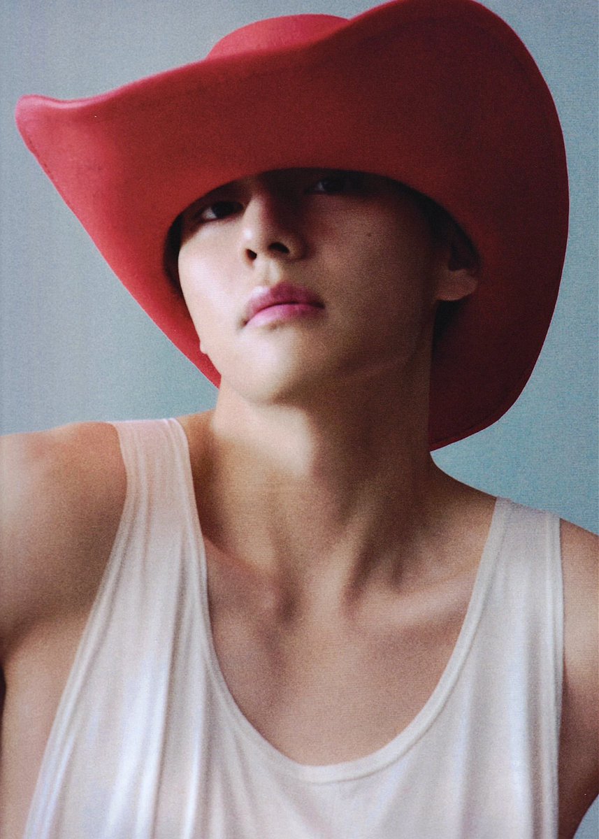 i love this picture so much he’s such a diva