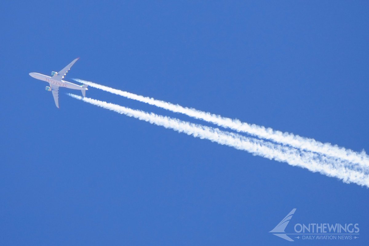 Cuando un avión vuela a 35.000 pies, la temperatura exterior baja de los -50°C. ❄️ Para evitar que el combustible se congele, los aviones usan intercambiadores de calor que aprovechan el aceite caliente del motor para entibiar el queroseno. Además de eso, el combustible de