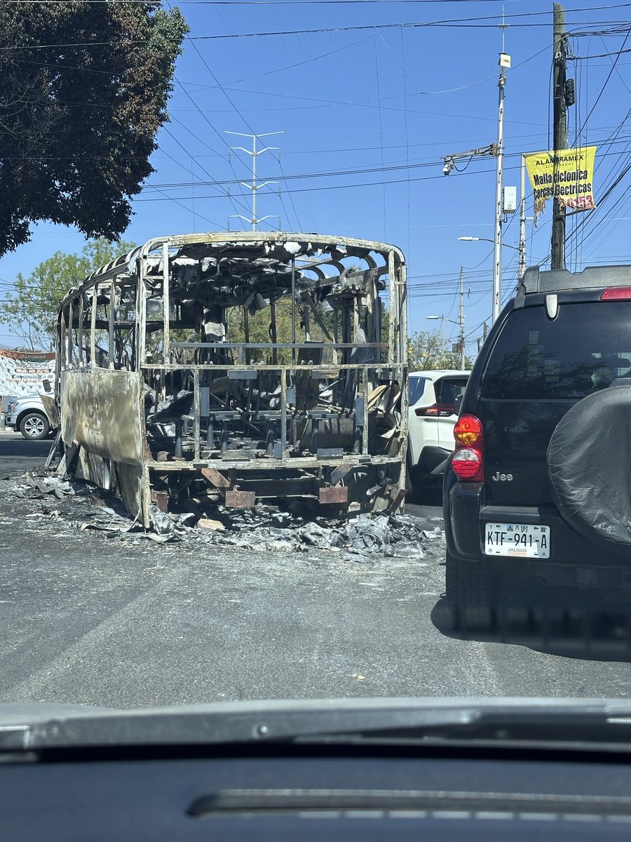 ederguzman83's tweet photo. @JuanJoseFrangie
@PabloLemusN CUANDO VENDRÁN A QUITAR EL CAMIÓN QUE ESTORBA EN AV RIO BLANCO ????????
no que Zapopan es la ciudad de los niños y niñas y que solo es trabajar y trabajar???!! 
Ya van 48 hrs del suceso y no pueden enviar grúas para quitarlo ???? https://t.co/6gGiwO4Tlq