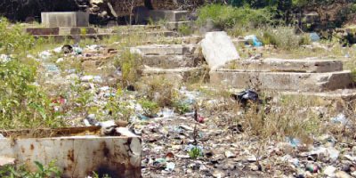 🇲🇦 Je comprends pas la decision du ministere de retirer les inscriptions religieuses sur les corbillards, juste .. pourquoi?

Mais tant qu'on est sur ce sujet:

On devrait aussi se revolter du grave etat de desolation des cimetières dans lesquels reposent nos morts ...