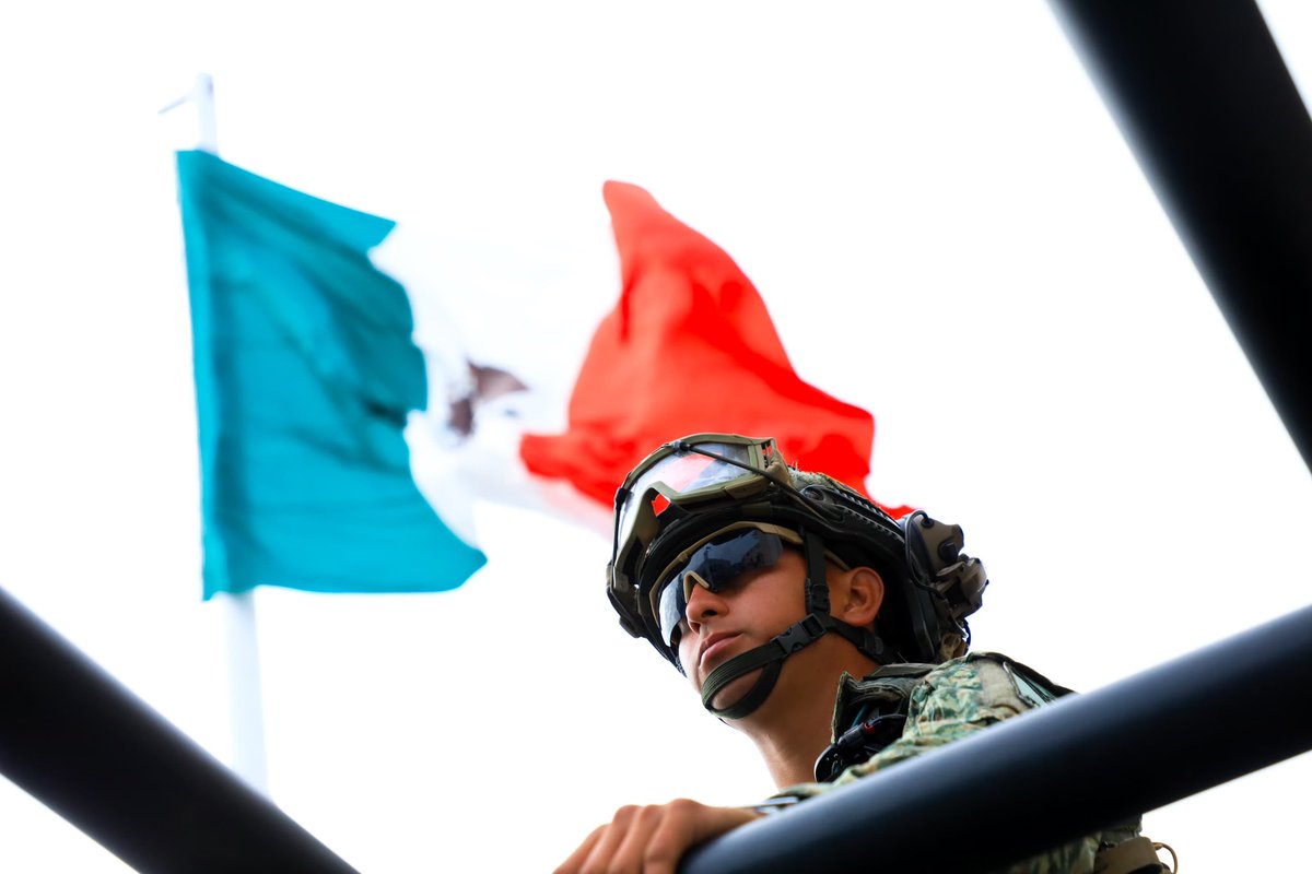 En Plaza de Armas, realizamos la Ceremonia por el 205 Aniversario del Día de la Bandera, símbolo de patriotismo e independencia de nuestro país. Nos enlazamos a vía remota con la Presidenta <a href="/Claudiashein/">Claudia Sheinbaum Pardo</a>, quien tomó la Protesta de Bandera a escuelas secundarias y de nivel medio