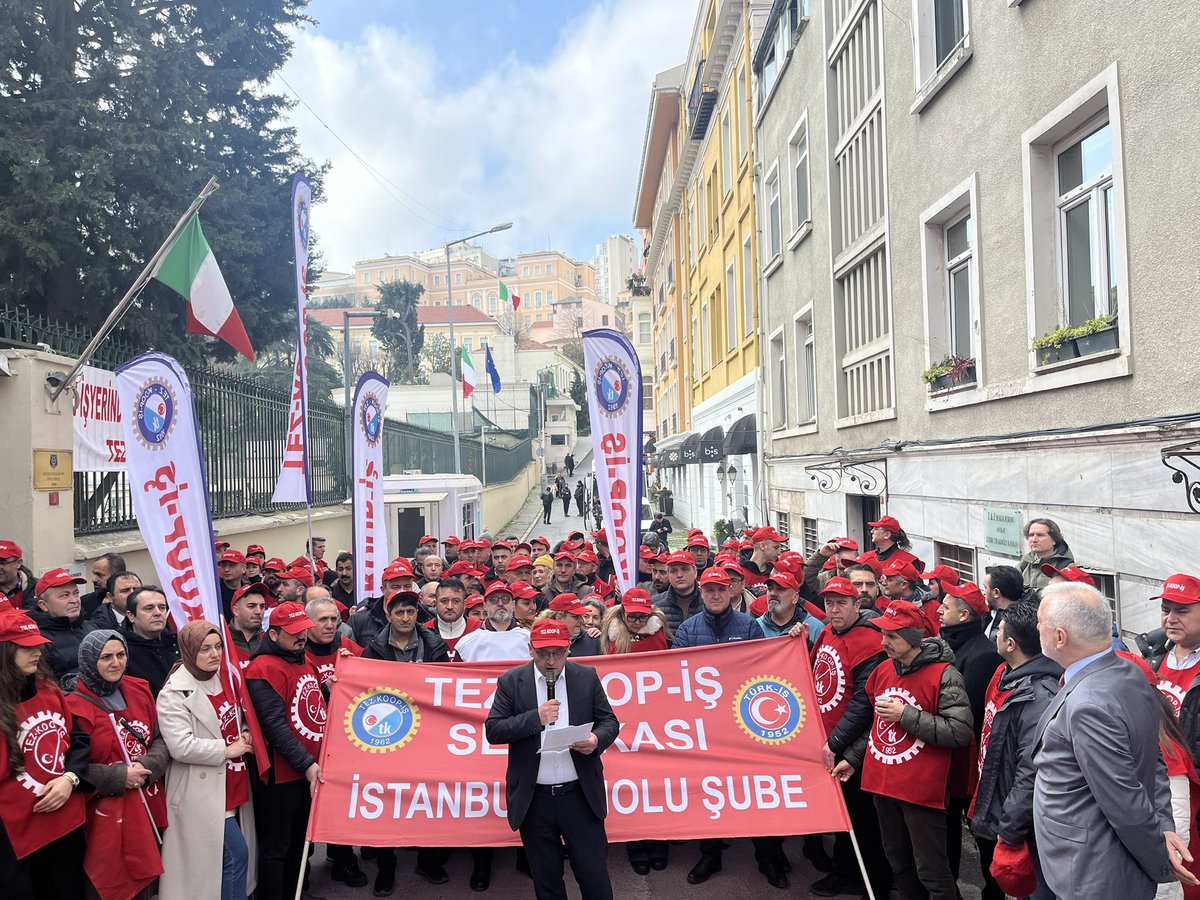Her grev işçi sınıfı için çokça dersler barındırır. Şimdi de yıllardır öğrencilerine ders veren İtalyan Lisesi öğretmenleri, haklarını almak için bu kez de #DersimizGrev diyerek ülkemizdeki tüm emekçiler için ders olacak bir mücadeleye atıldılar! İtalyan Lisesi öğretmenleri