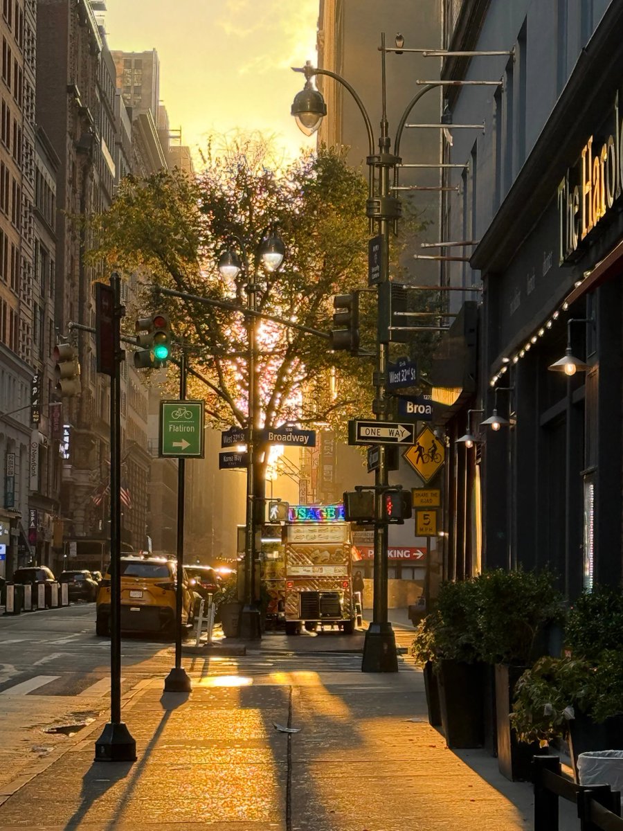 mnvffi's tweet photo. Golden hour on Broadway NYC vibes! https://t.co/6JcWAp65uG