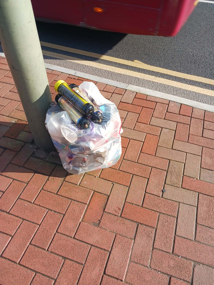 Litterwatch1's tweet image. Malcolm is loving the Cradley Heath sun but HATING these nitrous oxide canisters. ​He’s out cleaning his adopted street, but Westminster needs to step up. Time to ban these for good.
​Over to you, @SarahCoombesMP! 
​#CradleyHeath #Sandwell #LitterPickers #AdoptAStreet #volunteers