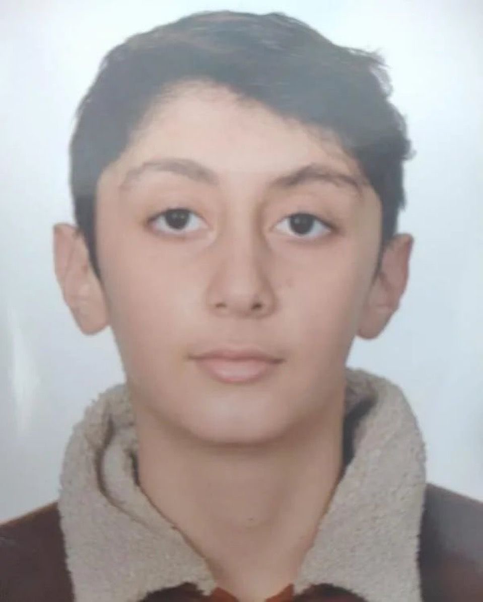 Fotoğrafta gördüğünüz ÇOCUK kim biliyor musunuz❓

Burak Altun, henüz 14 yaşındaydı. Mahallesinde sorunlu olduğu bilinen 13 yaşındaki İsmail Kızıltaş tarafından bir parkta üzerine dezenfektan dökülerek YAKILDI. 

Burak tam 45 saniye boyunca YANDI. Gece 4’e kadar BİLİNCİ AÇIK bir