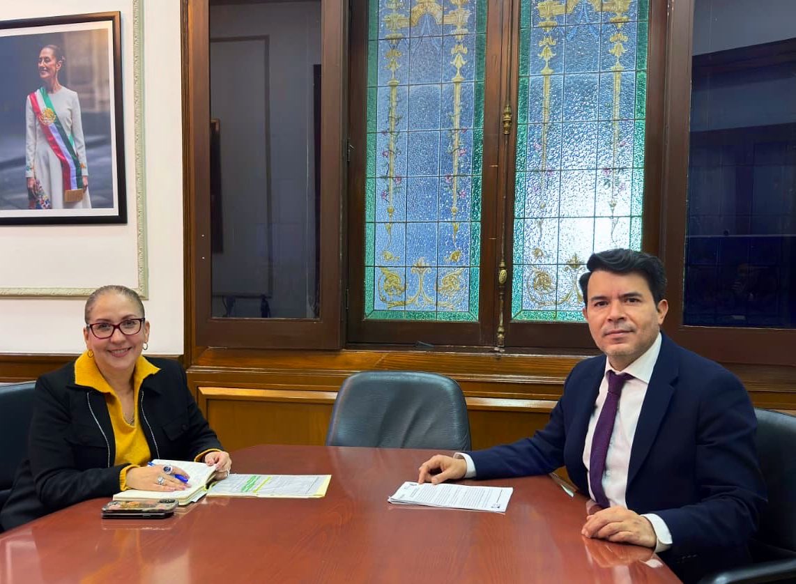arturomedinap's tweet photo. Nos reunimos con @monderh73, titular de la Unidad de Apoyo al Sistema de Justicia de la @SEGOB_mx, para fortalecer la promoción y defensa de los #DerechosHumanos.

En la @SEGOB_mx  y en la subsecretaría de #DDHH, Población y Migración, nuestra prioridad es trabajar incansablemente para brindar garantías a todas las personas sin distinciones.