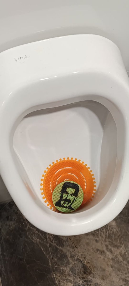 Bir AVM’de bulunan pisuvarlara, Abdullah Öcalan görselli süzgeçler yerleştirildi.👏