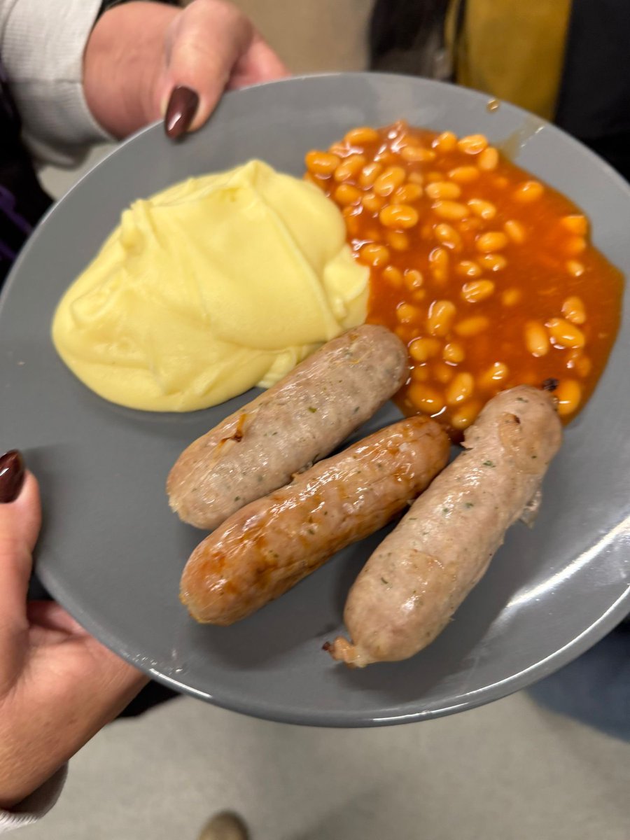 thechocolaterun's tweet photo. Our wonderful Purple Team hosted Sunday’s Drop-In, serving our guests with Sausage, Mash &amp; Beans followed by homemade, individual Banoffee Pies!! All left full to the brim with take-away filled rolls &amp; treats. https://t.co/1pwb6Y8N46