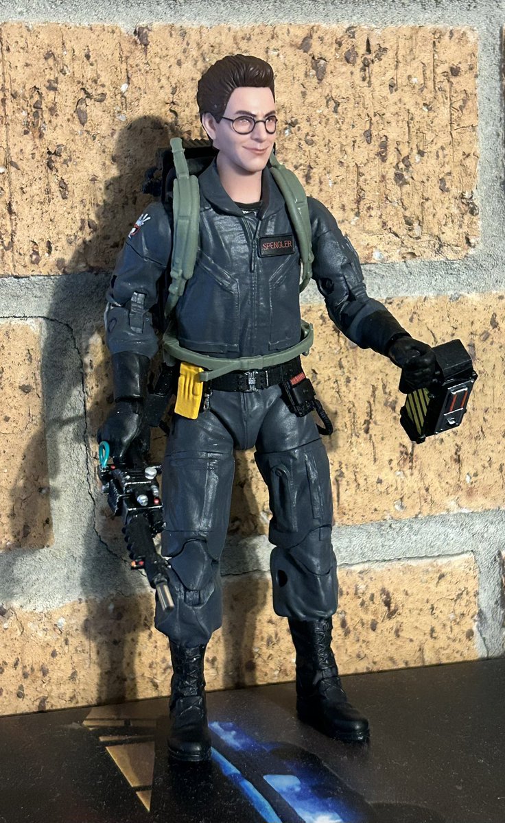 Still a #slaysghosts WIP
Charcoal Jumpsuit ✅
Yellow Lifeguard ✅
Modded wand ✅
New wand hose ✅
Placement of pack shoulder straps✅
Brass zippers❌
Modded pack❌
#egonspengler #ghostbusters