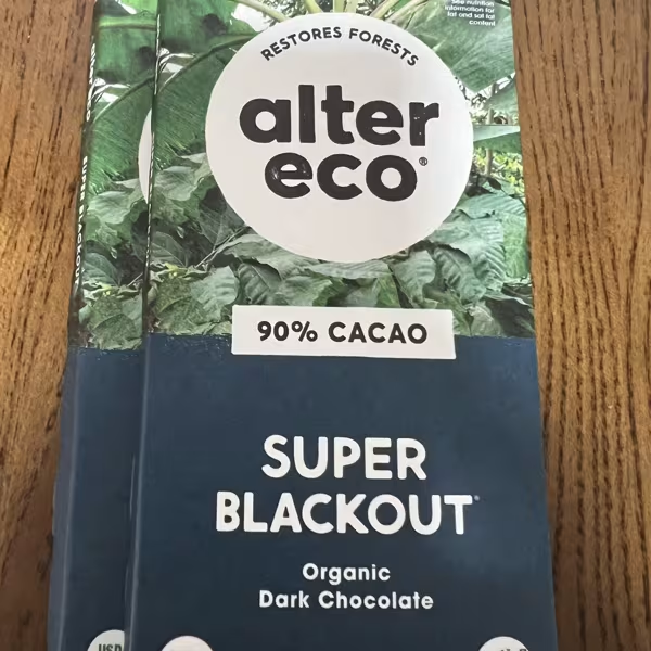 AHMEDALZAMER's tweet photo. هذه شوكولاتة داكنة ٩٠٪ كاكاو اختيار👍
🍫منتج عضوي
🍫بدون زيوت نباتية
🍫بدون دهون نباتية 
🍫بدون ليسيثين الصويا
🍫معايير إنتاج نظيفة https://t.co/DDFNg3dmt2