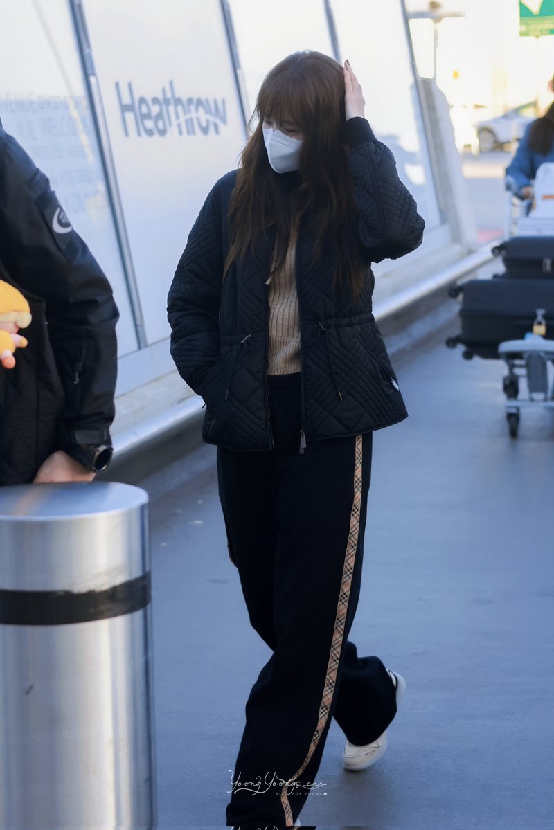 260224
London Heathrow Airport 🛫❤

#YOONAxBurberryWinter2026  
#YOONAxLFW2026 
#LimYoonA #임윤아 #YoonA #윤아
