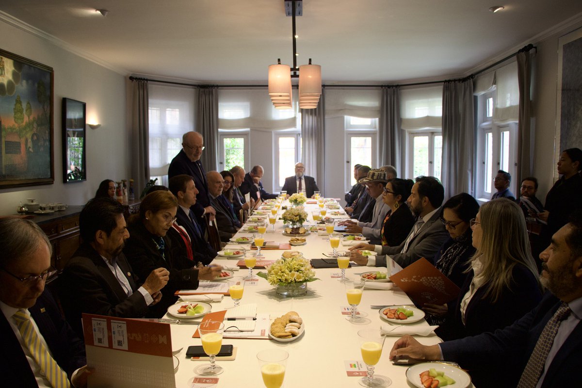 filac_'s tweet photo. FILAC presentó al Cuerpo Diplomático acreditado en el Estado Plurinacional de Bolivia los principales avances y preparativos de la Reunión Ministerial del V Encuentro de Altas Autoridades de Gobierno y Pueblos Indígenas de Iberoamérica, que se celebrará del 25 al 27 de marzo de 2026 en Santa Marta, Colombia.

Este encuentro, en el marco del proceso hacia la XXX Cumbre Iberoamericana de 2026 en Madrid, congregará a representantes de 22 países de América Latina, el Caribe y Europa, así como a organismos internacionales y banca de desarrollo, con el propósito de evaluar los avances del Plan de Acción de Iberoamérica (2018–2028) y fortalecer el compromiso regional con la implementación efectiva de los Derechos de los Pueblos Indígenas.

El V Encuentro se proyecta como un espacio para consolidar el diálogo político entre Estados y Pueblos Indígenas, impulsar la cooperación Sur–Sur y promover políticas públicas participativas, sostenibles y orientadas al desarrollo con identidad, como eje de la agenda iberoamericana.

Expresamos nuestro especial agradecimiento al embajador de España, Sr. Fernando García Casas, por acoger y respaldar este valioso espacio de diálogo y articulación regional.

Nota: https://t.co/gIueeDK1W4