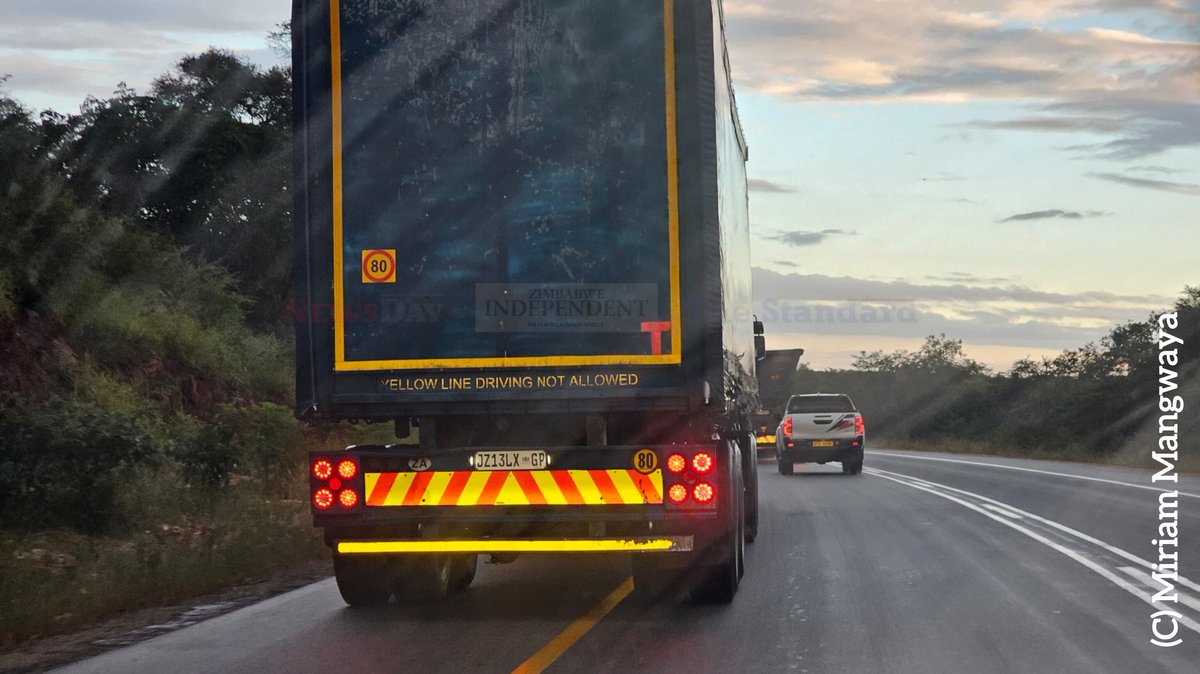 NewsDay_Zim's tweet image. #Irony
🔴The truck forgot to read its own back.

On the Harare–Masvingo Highway, most truck drivers use the yellow lane to give way to faster traffic.

📷 @FloMangwaya
