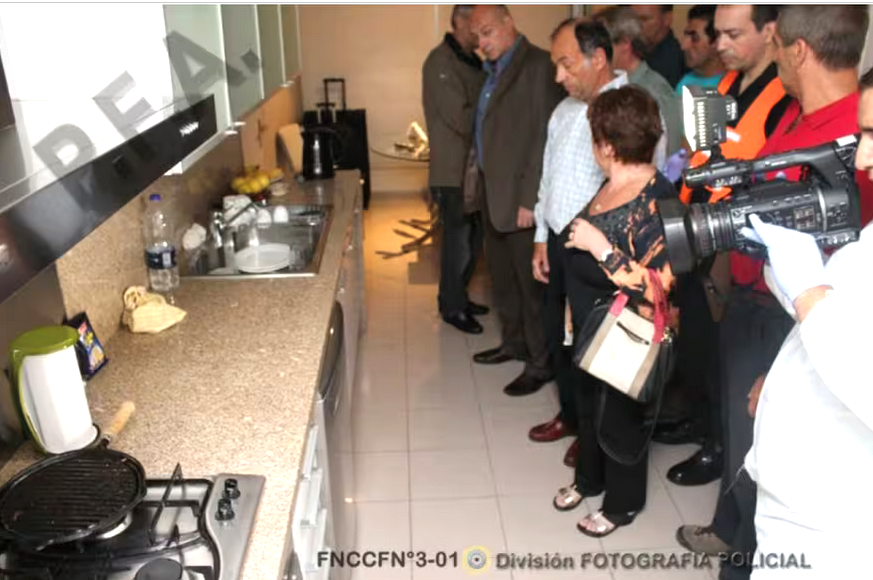 dariogallo's tweet photo. Dice la ex fiscal Fein que el ingreso al departamento de Nisman "fue escalonado y nadie contagió la escena". 
Foto del expediente. https://t.co/tIev0Awidf