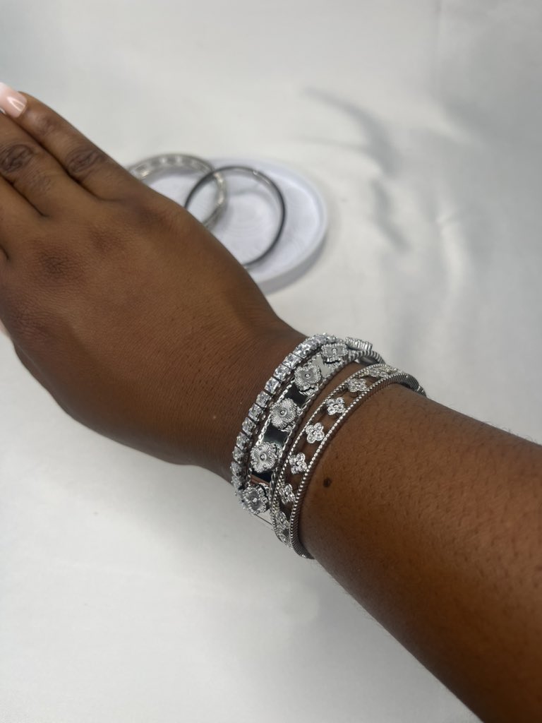 Zurielle_ng's tweet photo. Bracelet stacks 😍
Frame 1 🏷️16k
Frame 2 🏷️17k
Frame 3 🏷️10,500
Frame 4 🏷️17k

Send a DM to shop 🤍 https://t.co/ihbNhwSeGx
