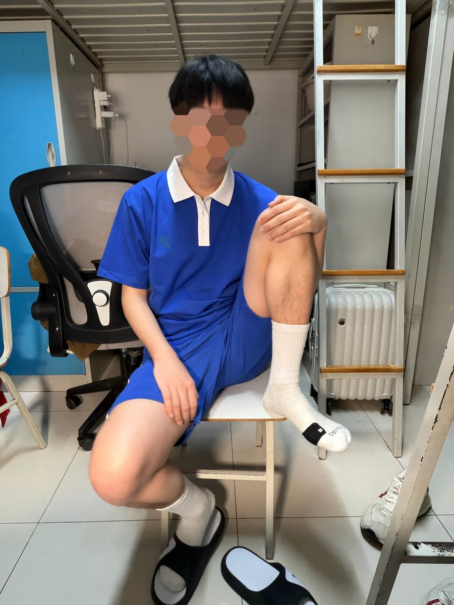 xiaolanghappy's tweet photo. 宿舍空无一人
白袜校服小狗宿舍漏出中…

#校服 #正太 #白袜 #暴露 https://t.co/cWKpeLGavO