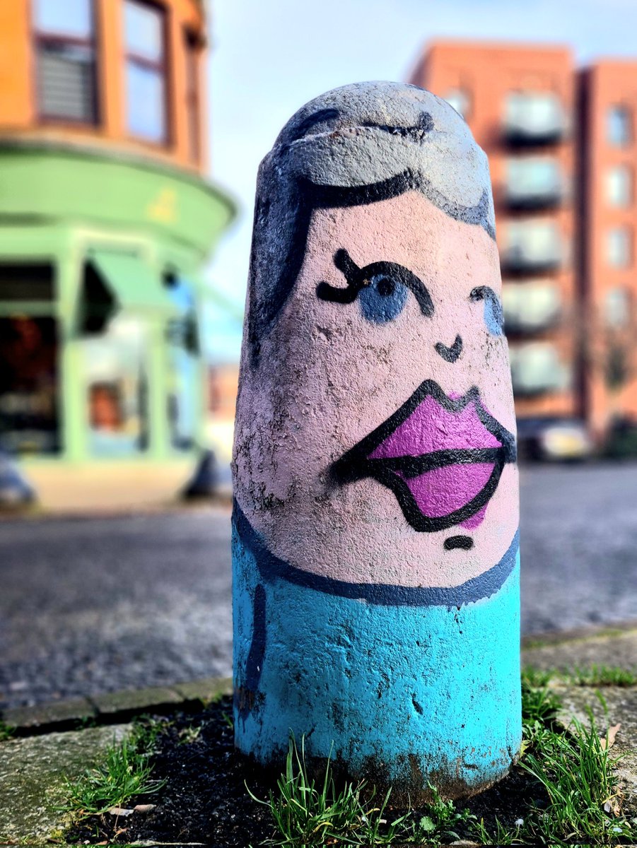 is_glasgow's tweet image. Love this painted bollard on Shaw Street in the Govan area of Glasgow. It's just a quirky bit of fun and it adds a splash of colour to the street.

#glasgow #govan #bollard #streetart