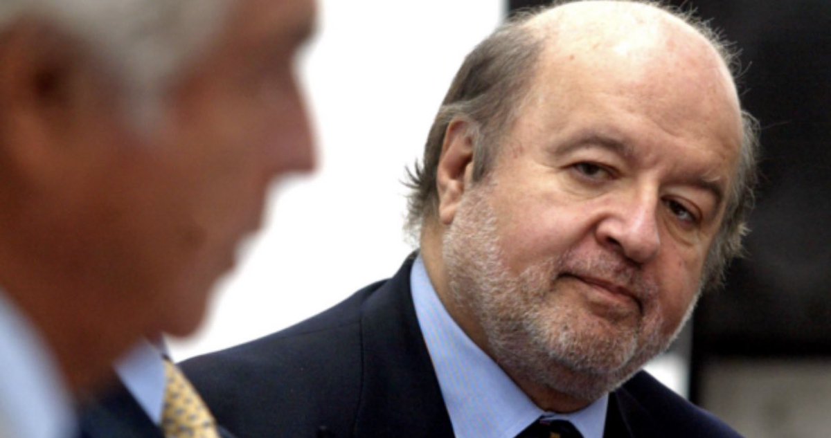 No se cayó, se desplomó 

Recurriendo al chantaje de sentirse ya premier y omnipotente, el excandidato presidencial Hernando De Soto sentirse puso a exigir más ministerios y embajadas para sus amigos por lo que el presidente Balcázar decidió prescindir de De Soto como premier.
