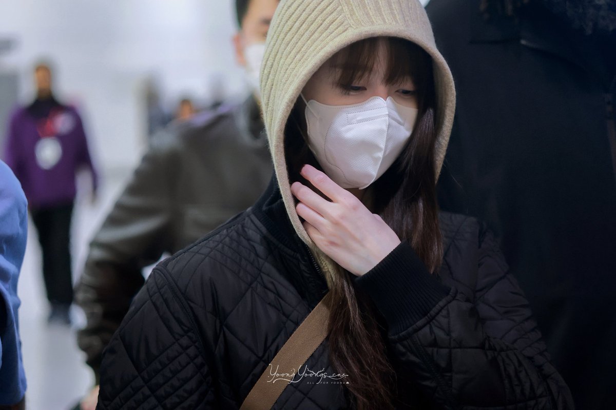 260224
London Heathrow Airport 🛫💓

#YOONAxBurberryWinter2026  
#YOONAxLFW2026 
#LimYoonA #임윤아 #YoonA #윤아