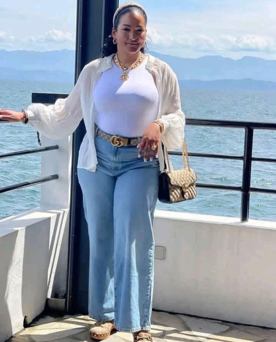 Si tu veux finir comme Willy Ngoma, amène une femme claire dans ta vie 🤣🤣. Nos ancêtres ont envoyé cette femme claire pour réclamer le sang de milliers de Congolais tués depuis plus de 30ans par <a href="/PaulKagame/">Paul Kagame</a>. Et voilà que le comité de l’ADJACO vient de confier la mission