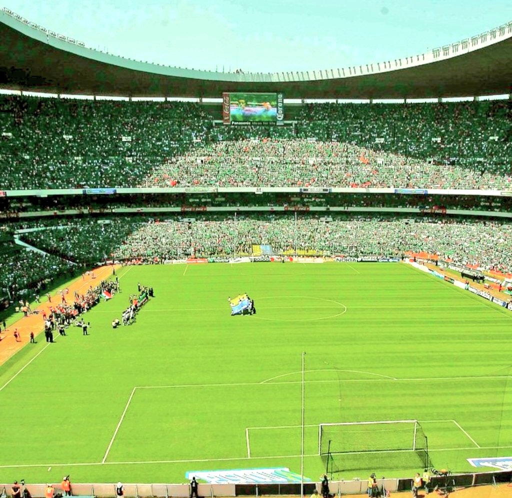 Esa tarde de 2009 no lo sabíamos, pero era la última vez que el Azteca  sería un infierno.
México no volvería a jugar a las 3 de la tarde, ni a llenar así el Azteca con una afición apasionada.
El TRI ganó 2-1 a EU.

Sucederá de nuevo el 11 de junio vs Sudáfrica?