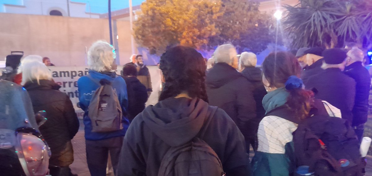 valenciaacoge1's tweet photo. 📣 Un mes más nos concentramos en València por el cierre definitivo de estas cárceles racistas: los #CIEs ✊🏾

Denunciamos hoy la barbaridad de la puesta en marcha del macro-CIE de Algeciras 🔥 y el #Racismo Institucional de las trabas al acceso al #Padrón

#Padrón es Derechos https://t.co/7LP9BzBI8K