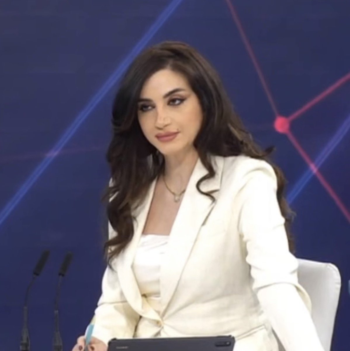 Samifahe's tweet photo. @kahale_tayyar تركلي كل الحلوين 
وخليك بيلّلي  عنا 
بين هالتلات فساتين
اي لون بتتمنى ؟ 😍🤣 https://t.co/nqxgLUD702