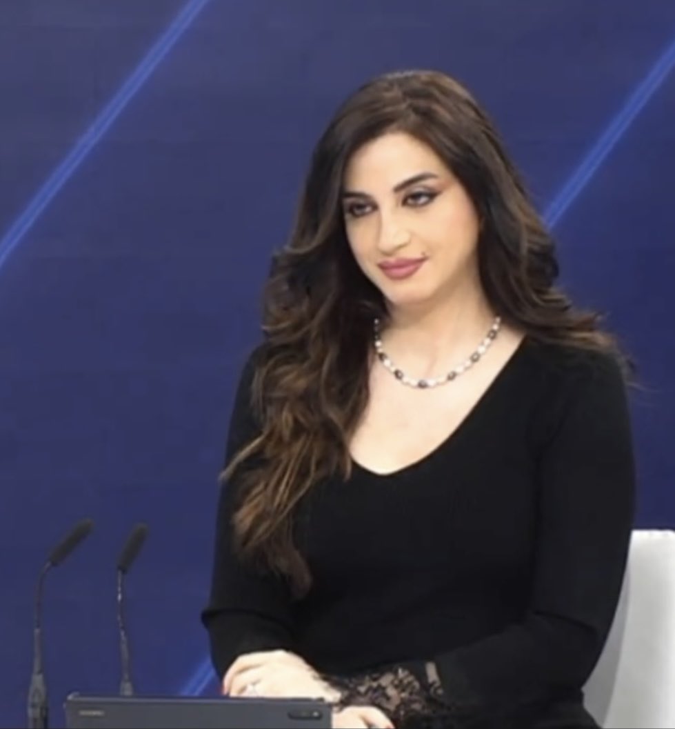 Samifahe's tweet photo. @kahale_tayyar تركلي كل الحلوين 
وخليك بيلّلي  عنا 
بين هالتلات فساتين
اي لون بتتمنى ؟ 😍🤣 https://t.co/nqxgLUD702