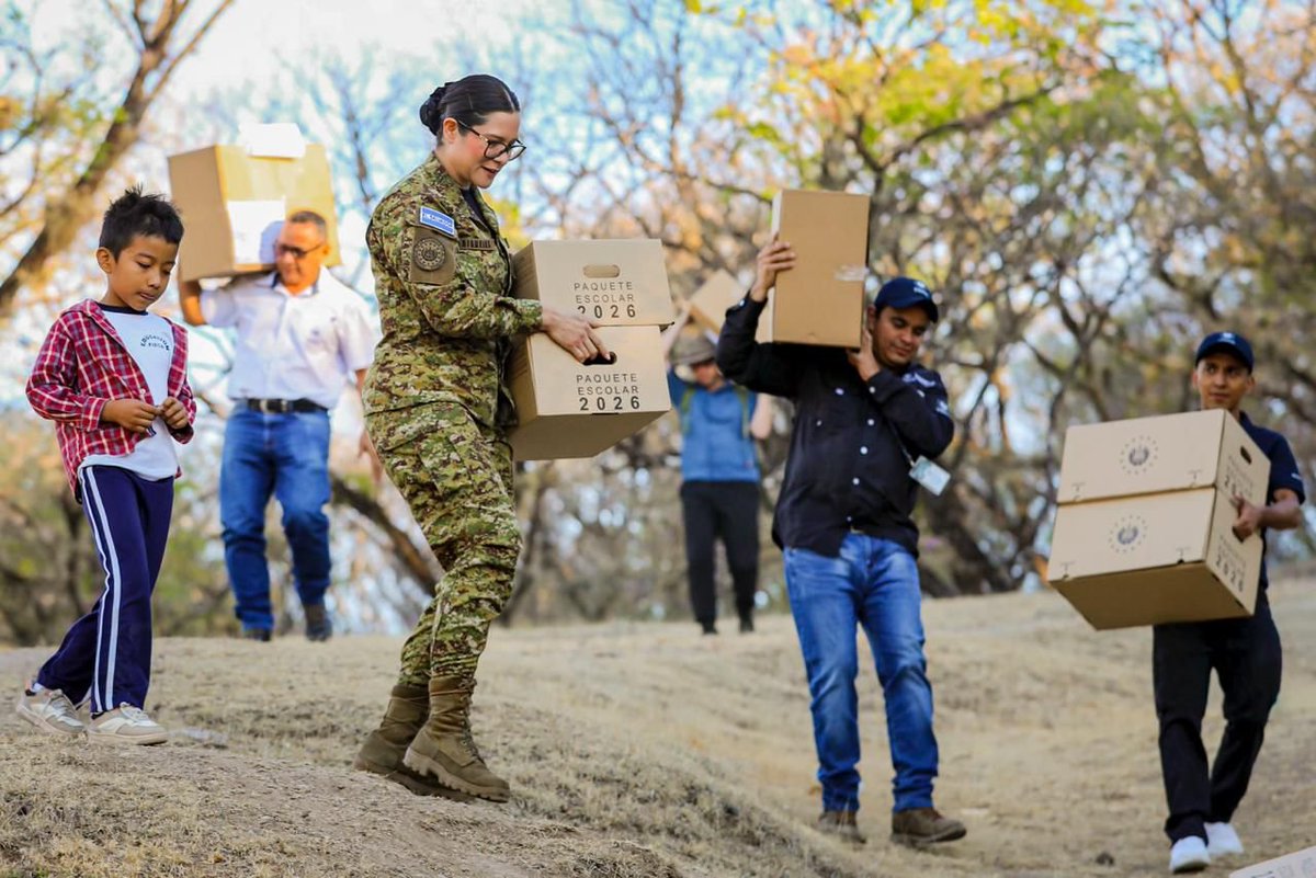 Hoy se llevó a cabo la entrega de paquetes escolares en el Centro Escolar Caserío Las Anonas, ubicado en el cantón Tijeretas, en la zona rural de Torola, Morazán Norte.

La actividad benefició a estudiantes de la comunidad, reafirmando el compromiso con el apoyo a la educación en