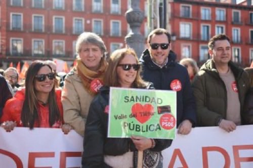 Buscando fotos para hacer un vídeo me di cuenta de que <a href="/oscar_puente_/">Óscar Puente</a> estuvo el fin de semana defendiendo la Sanidad Pública con la gente de Castilla y León en Valladolid.
Pendiente de todos y de todo.
No se puede ser más crack.
Es imposible. 🙌🌹✨