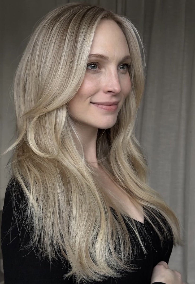Parece IA, mais não é, apenas Candice King num dia mais normal no salão. 

📷 marissamartinhair