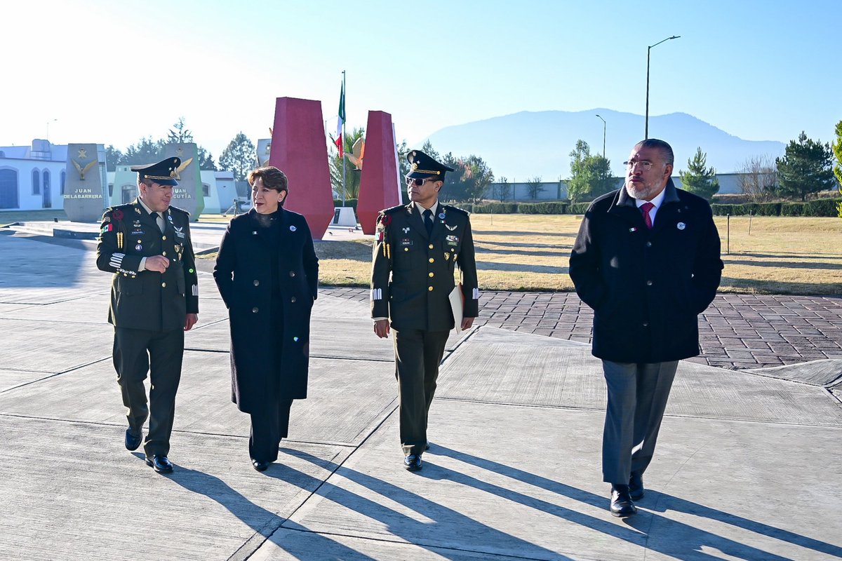 horacioduarteo's tweet photo. Hoy, Día de la Bandera de México, acudimos a la 22/a Zona Militar para sesionar la Mesa de Paz que dirige nuestra querida Gobernadora @delfinagomeza. 
Desde el municipio de #Rayón, reafirmamos el trabajo coordinado por amor a nuestra patria. 
#ElPoderDeServir
#EdoMéx https://t.co/wOno7gWaUx